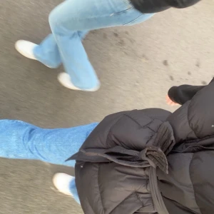 Svart quiltad pufferväst - Säljer en svart quiltad pufferväst med knytband i midjan. Jackan har en modern design och är perfekt för kyligare dagar. Den är både stilren och funktionell. Kan skicka fler bilder privat vid intresse.