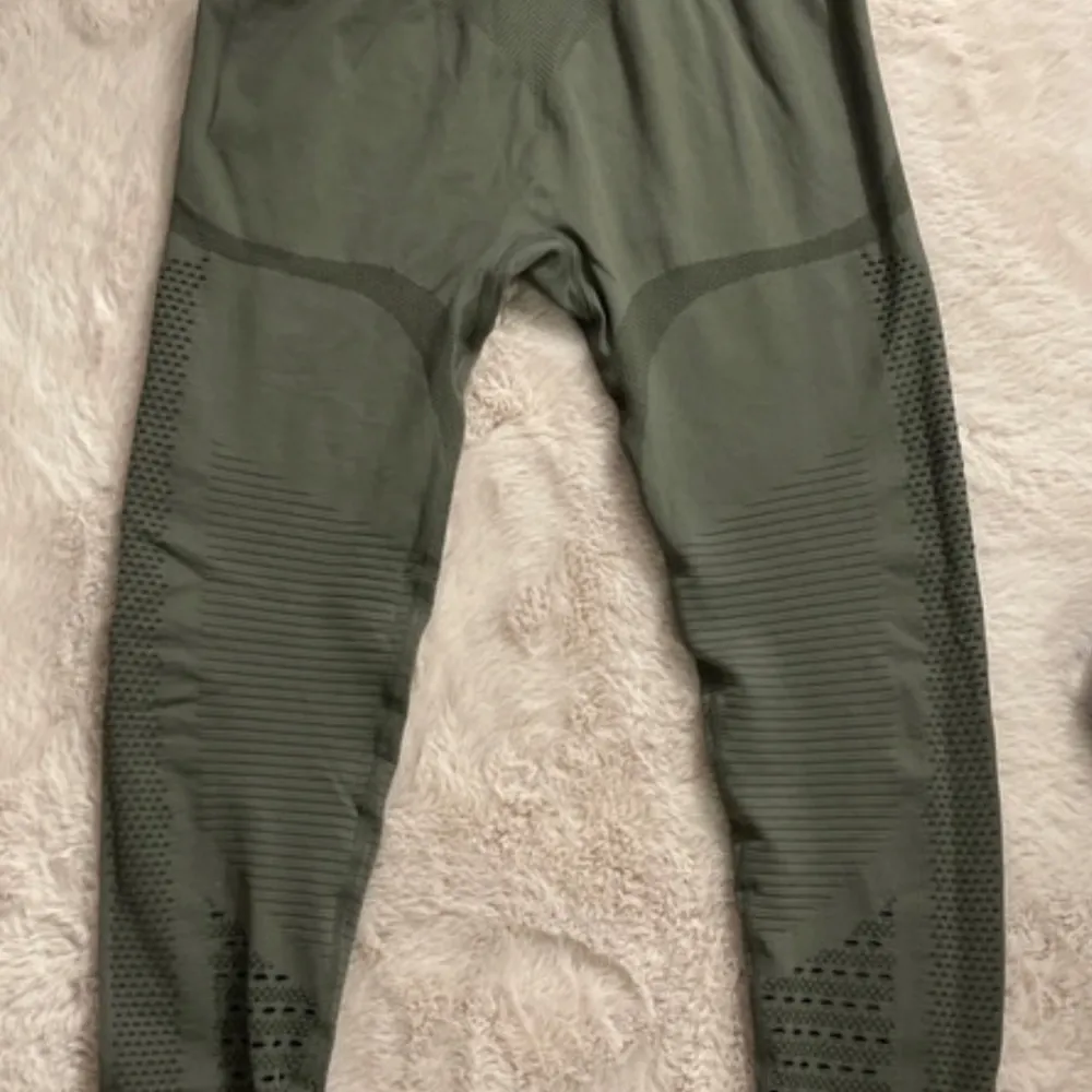 Snygga gröna träningstights från Echt med ribbade detaljer och hög midja. Perfekta för gymmet eller löprundan. Tillverkade i en mix av nylon och spandex för bästa komfort och passform.. Sportswear.