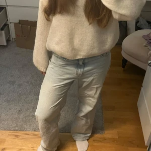 Ljusblå jeans - Ett par lågmidjade jeans med lite baggy passform. Väldigt bra skick men kommer inte till användning💗