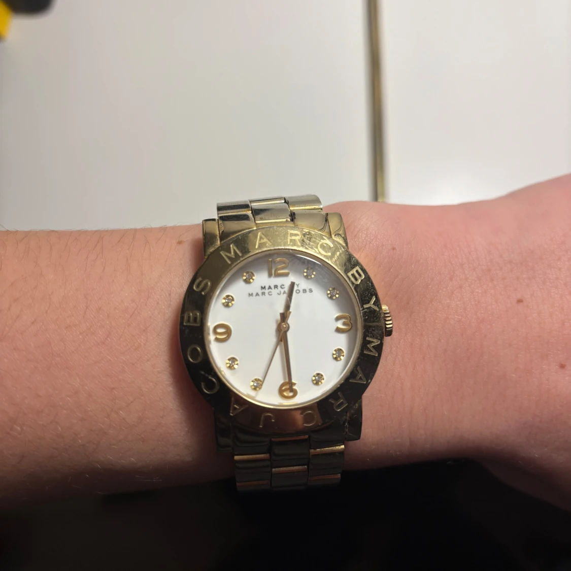 Guldfärgad klocka från Marc by Marc Jacobs