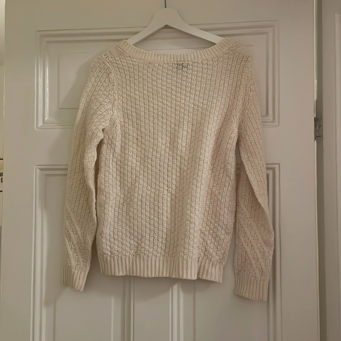 Vit stickad tröja med v-ringning - 90