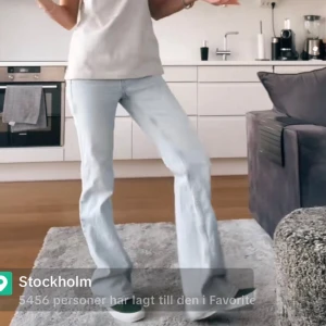 Ljusblå bootcut jeans - Snygga ljusblå bootcut jeans från hm. Köpte dom på Vinted men dom var tyvärr förstora… Står att dom ör storlek 44 men skulle mer säga att dom är som en 40❣️