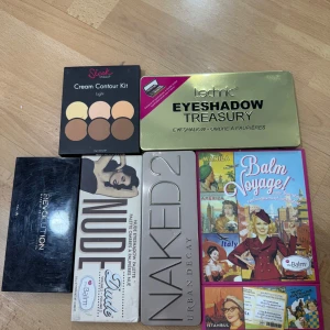 Olika sminkpaletter - Samling av sminkpaletter inklusive Sleek Cream Contour Kit i ljusa nyanser, Technic Eyeshadow Treasury, theBalm Nude Dude och Balm Voyage, Urban Decay Naked 2 och en Revolution-palett. Perfekt för att skapa olika sminklooker med både ögonskuggor och contouring.