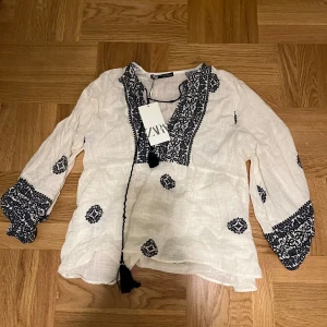 oanvänd blus från zara med prislapp kvar - helt oanvänd blus från zara, lapp kvar 