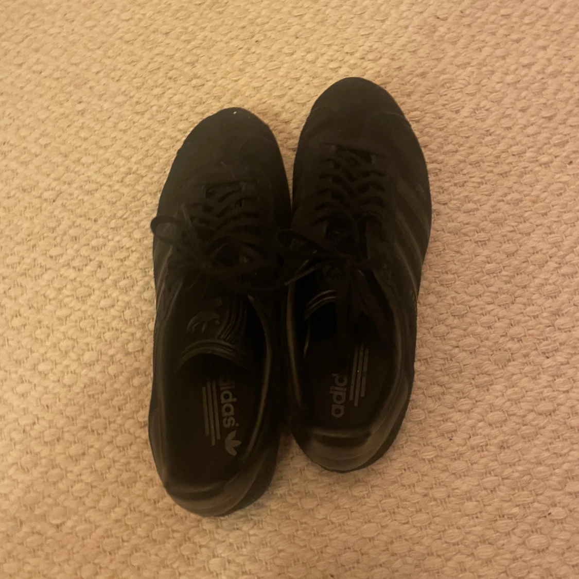 Svarta Adidas Gazelle sneakers - 90