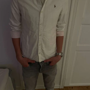 Vit Ralph Lauren Skjorta - Vit Skjorta Ifrån Ralph Lauren i mycket fint skick. Storlek 14 år så passar både S och XS. Skriv vid frågor eller intresse! 