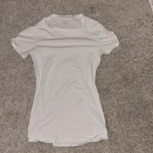 Vit t-shirt från Intimissimi - Säljer en klassisk vit t-shirt från Intimissimi i Supima bomull. tröjan sitter super fint och skönt på kroppen. Storleken är S men den passar xs perfekt med! Köpt för 500 och säljs för 250 eftersom den knappt är använd🩷har även några exakt lika dana fast i grå säg till om ni är intresserade!🩷