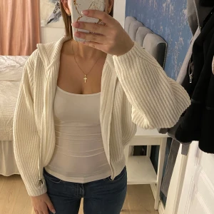 Vit stickad kofta från Bik Bok - Säljer en mysig vit stickad kofta från Bik Bok. Koftan har en dragkedja framtill och långa ärmar väldigt nyligen köpt knappt använd 