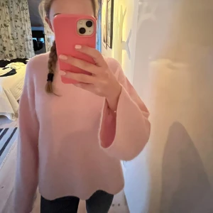 Rosa stickad tröja - Mysig rosa stickad tröja med långa ärmar. Är från Gina i stl s. Är i väldigt bra skick.💓💓