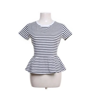 peplum topp🙏🏼 - jätte söt topp ifrån hugo boss, ränderna är mörkblåa men nästan svarta! storlek s ❤️