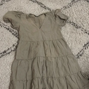 Cool klänning - cool grön klännomg med puffarmar.