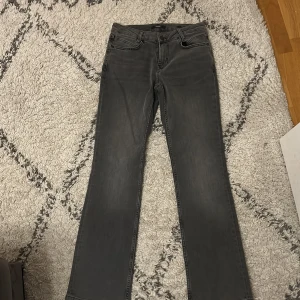 Grå jeansbyxor - Snygga grå lågmidjase jeans