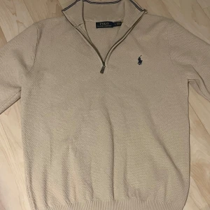 POLO RALPH LAUREN HALFZIP - Ralph Lauren Quarterzip som har använts endast en eller två gånger, gott som ny🤩. Mycket bekväm och varm, perfekt för vintern!  Priset går att diskuteras vid snabb affär !💯