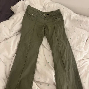 Olivgröna byxor med fickdetaljer - Jätte snygga populära hm jeans. Helt slutsålda säljs inte längre! Bra skick. Dom är spretade där nere vi kanterna för att dom skulle bli lite längre. Men är enkelt att fixa. Dom är otroligt eftertraktade. Storlek 40 passar mindre storlekar också.  skriv vid frågor eller funderingar! ♥️♥️