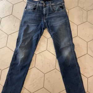 Replay Anbass jeans - Replay Anbass jeans - Snygg tvätt och populär modell - Storlek 30-30/ Mycket bra skick - Pris: 399 kr - Kontakta vid frågor/funderingar!