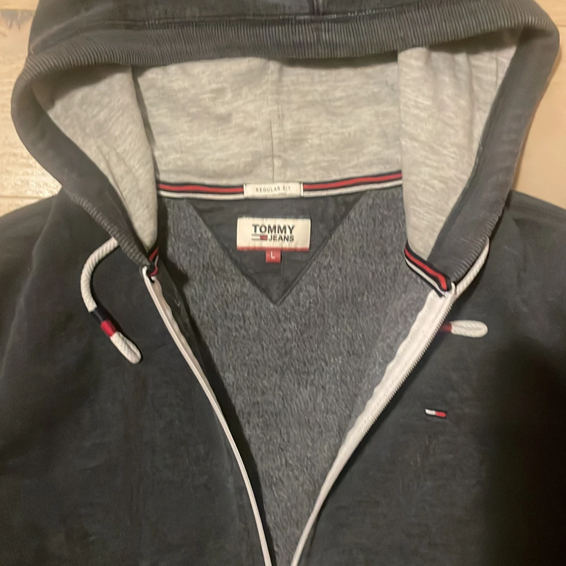 Mörkblå hoodie från Tommy Jeans - 90