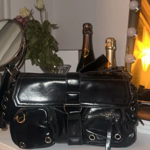 Svart väska  - Superfin oanvänd svart väska! Aldrig använd🎀