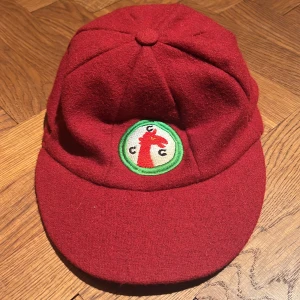 Röd Gentlemen & Players keps (oanvänd) - Röd Handmade Gentlemen & Players keps. Helt oanvänd. Nypris 320kr.