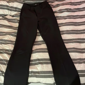 Svarta kostymbyxor från BikBok - Säljer snygga svarta kostymbyxor från BikBok i storlek 36. Dom är sparsamt använda. Hör av dig vid intresse eller mer info eller bilder på byxorna. Köparen betalar frakten💕