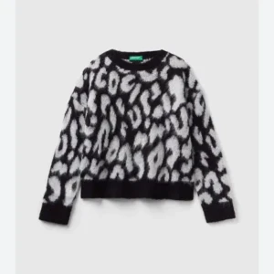 Benetton tröja - Säljer denna benbrott tröja köptes i vintras men andvänt Max 5 ggr så väldigt bra skick, köptes för runt 4-500 minns inte riktigt💗 Den är as cool och passar till många olika tillfällen och nederdelar!