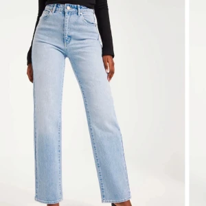 Ljusblå A Brand jeans  - Snygga ljusblå jeans med hög midja och rak passform. Märke Abrand. W.24 