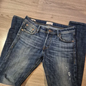Jeans från Jack & Jones - Snygga jeans med lättslitning fram på ben. Storlek 29/32. Väldigt bra skick. Modellen heter Slim/Glenn.