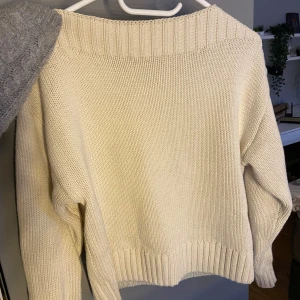 Stickad tröja - Fin krämvit stickad tröja med boatneck 