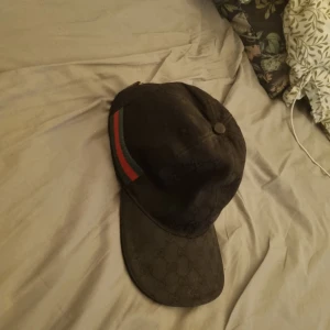 Gucci keps - Säljer min gucci keps den är väldigt använd den har vart med ett tag men man kan fortfarande använda den o den ser ändå bra ut. Men kommer sälja den billigt