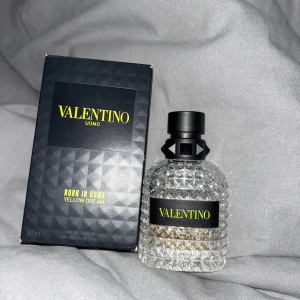Valentino Uomo Born in Roma Yellow Dream - Säljer min valentino parfym då den inte kommer till användning, skulle säga att de är 30-35 ML kvar. Riktigt fräsch,maskulin och söt doft, kontakta mig så kommer vi överens om ett schysst pris