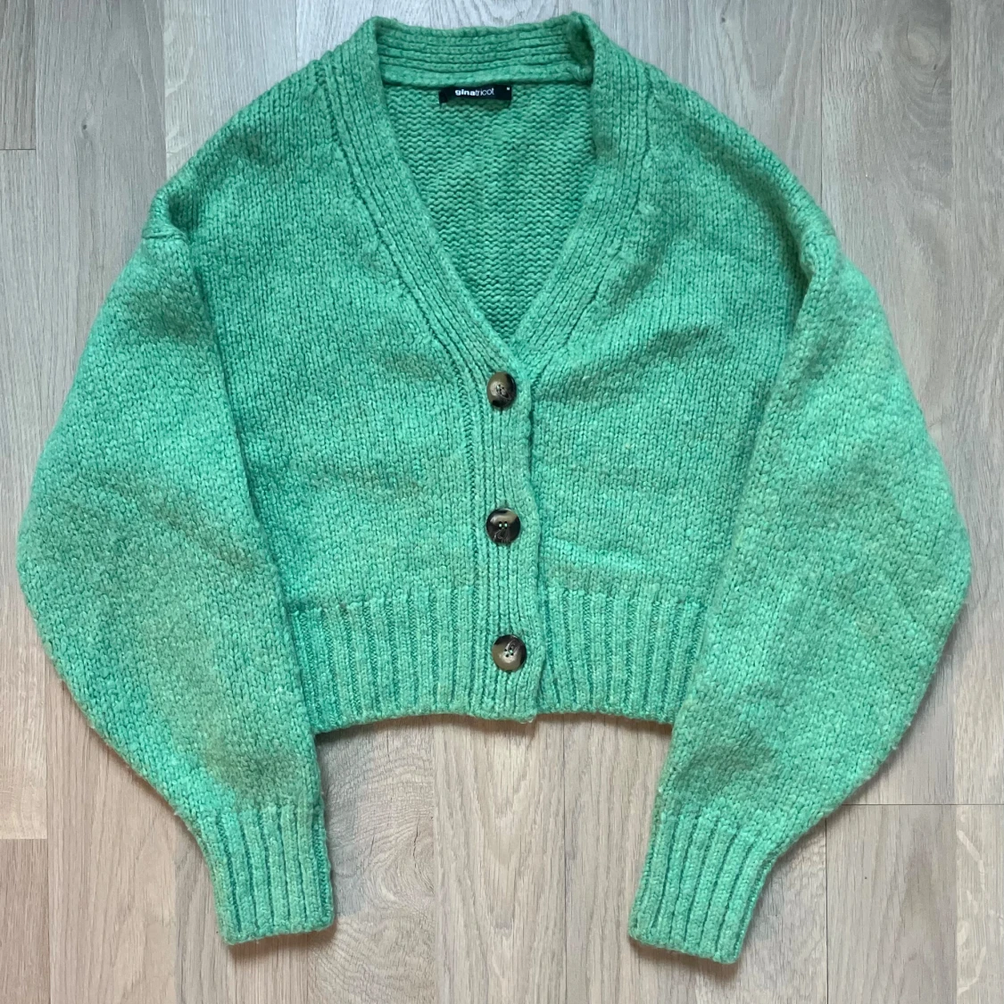 Grön stickad kofta Gina Tricot