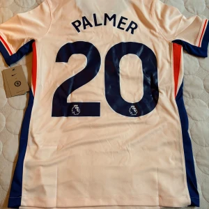 Chelsea borta kit 24/25 palmer - Säljer min helt nya Cole palmer Chelsea borta tröja 24/25 som jag fick i julklapp men var för stor storleken är i Xl i barn / 158-170 men passar mer nån som är runt 168-170 kostade runt 1300kr men säljer för 1000kr