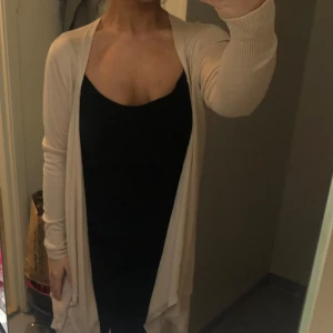 Beige kofta - Säljer en stilren beige kofta med lång ärm.