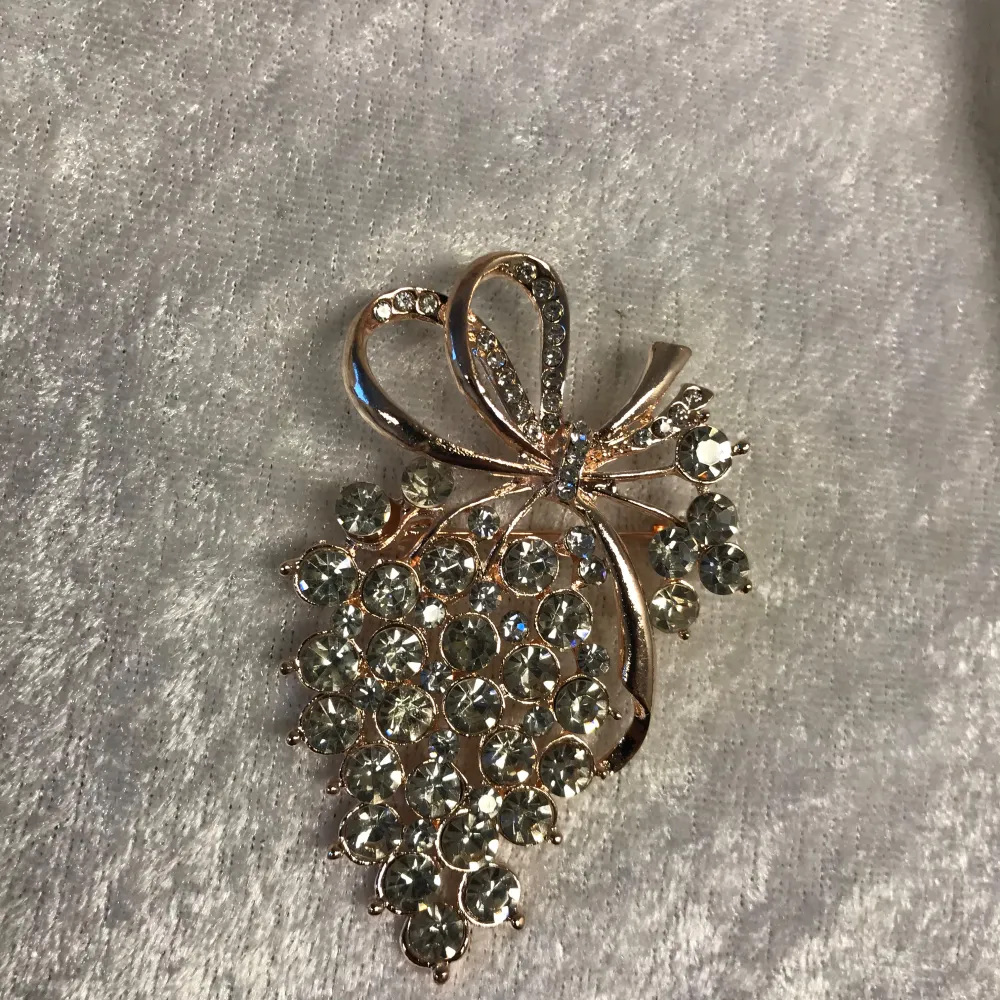 Säljer unika broscher med glittriga detaljer. En med en elegant rosett och klara stenar, en färgglad blomma med stenar i olika nyanser, en uggla med skimrande ögon och en med rosa och klara stenar i ett böljande mönster. Perfekta för att ge en extra touch till din outfit! 115kr/st . Alla nya . Asusteet.