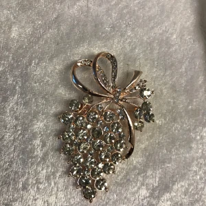 Vackra Strass Broscher  - Säljer  unika broscher med glittriga detaljer. En med en elegant rosett och klara stenar, en färgglad blomma med stenar i olika nyanser, en uggla med skimrande ögon och en med rosa och klara stenar i ett böljande mönster. Perfekta för att ge en extra touch till din outfit!  115kr/st . Alla nya 