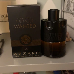 Azzaro the most wanted *NY 100 ML* - Helt ny azzaro the most wanted 100/100 ml bara sprayad en gång och tyckte att den inte passade mig. Köpt från notino med batchcode : 38Y91LR