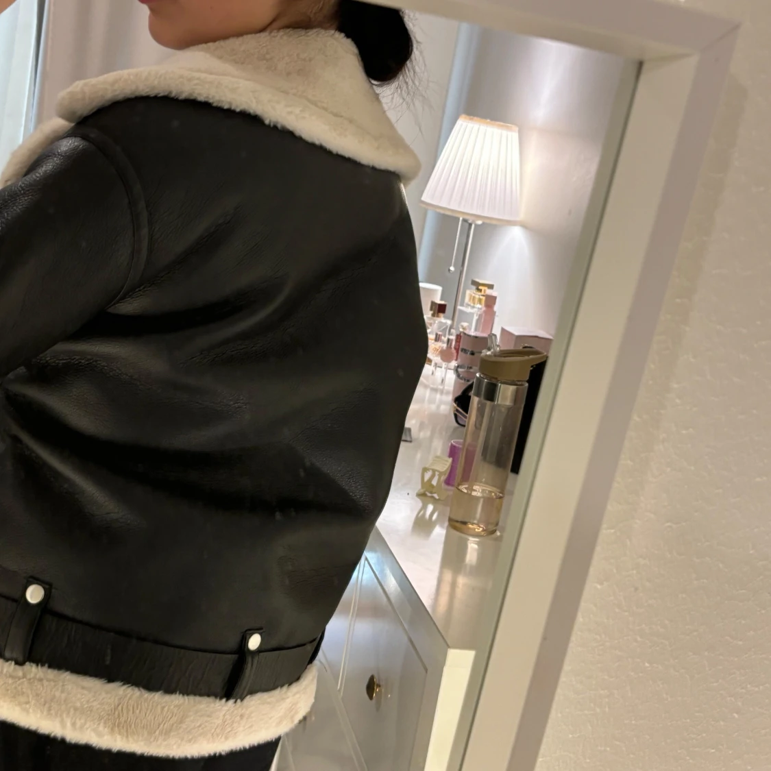 Svart skinnjacka med vit pälsfoder - 91