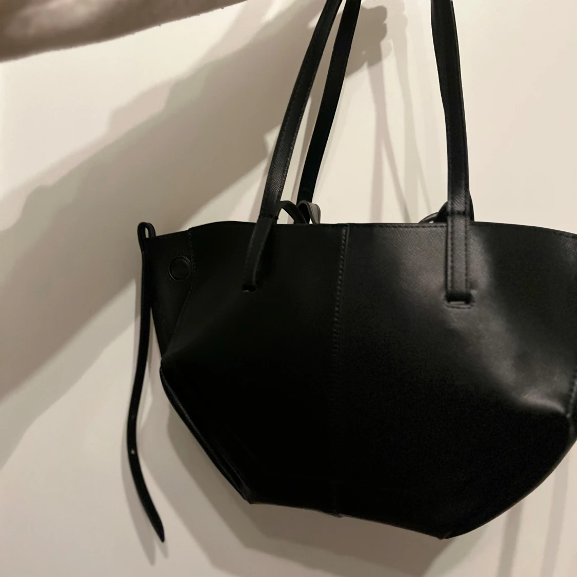 Svart handväska från Polene  - 90