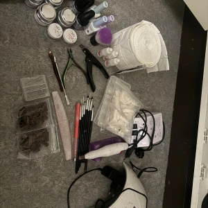 Nagelvårdsset med gel och verktyg - Uv Lampa - NG  Elfil ink 3 paket nagelbits Luddfria pads  3 paket Nageltippar 1 Dammborste Nagelklippare Nagelolja Nagelfil Nagelbandsklippare nagelbandspusher  3 st nagellim  7 st nagelpenslar+ 1 smal pensel 2 st ”soak off builder soft pink” ”Soft White Gel”, ”Light Milky Pink Gel” ”Primer/Base Gel”, ”Builder Thick”, ”Pearl Red Gel Polish”,”Snow White Gel Polish”, ”Black Gel Polish”,”Mystery Green Gel Polish”, ”Top&Base Gel”, ”Black Blue Colour Gel”, ”Make Up Milky Rose Color Gel”,3 st färger 