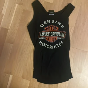 Svart Harley Davidson topp - svart harley davidson top. små fläckar som borde gå bort i tvätten. Bra skick inga hål.