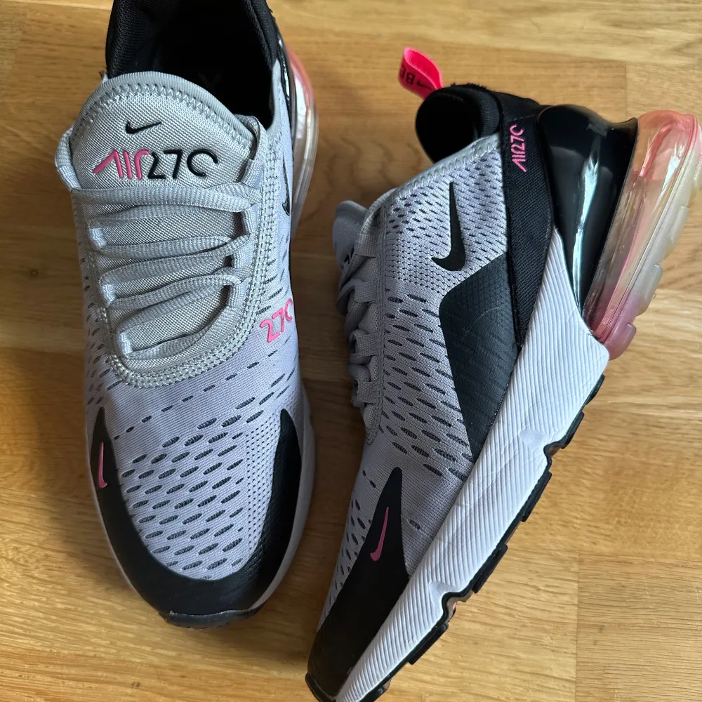 Air Max 270 Storlek 40,5.  Snygg grå och rosa design. Endast använda en gång ute . Se bild på sulan, helt ny!  Köpta på Footlocker för 2000kr säljes nu för 1000kr.   Snabb affär föredras. . Skor.