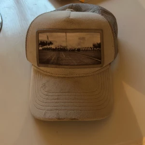 Grå keps - Grå keps med skå Ik bild på framsidan inte använd mycket bra skick 