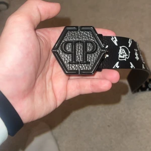 Limited edition philip plein bälte -  Tjena säljer mitt philip plein bälte nu den är köpt i Dubai har ingen användning av den längre för fler frågor kontakta mig priset är inte hugget i sten.