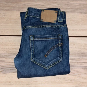 Dondup Jeans - Säljer nu ett par Dondup jeans | Modell: Stan Dart | Storlek 28 som motsvarar 30/32 | Fråga om mått innan | Hör av dig vid funderingar så löser vi en deal |