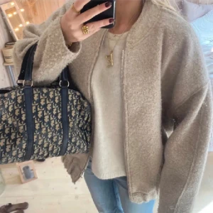 Vårjacka - Jättefin vårjacka som inte kommer till användning pga för stor för mig. Lånad bild av förra ägaren. Overzised🫶