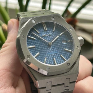 Seiko mod ”royal oak” mörk blå - Hej! Helt ny Seiko mod ”royal oak”. Inuti sitter ett automatiskt nh35 movement. Klockan är 41mm bred. Inkluderar mejsel samt extralänkar för att se till att den passar. Skicka Dm vid frågor eller prisförslag ✉️