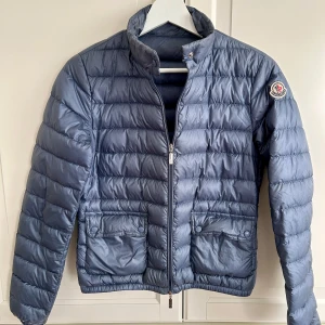 Dam moncler jacka - Säljer en riktigt snygg Moncler jacka i väldigt bra skick👌 äkta, kolla sista bilden för bevis! Har inget kvittot tyvärr 😩 Storlek 0 motsvarar ungefär XS