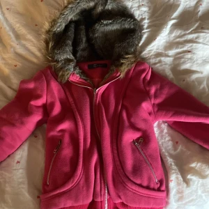 Vintage tjock tröja  - Säljer den här vintage tjocktröjan för 200kr i storlek s, knappt använd inga defekter vad jag vet.💗