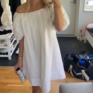 superfin klänning - super fin klänning som passar perfekt till studenten, endast använd en gång, min egna bild💗💗💗