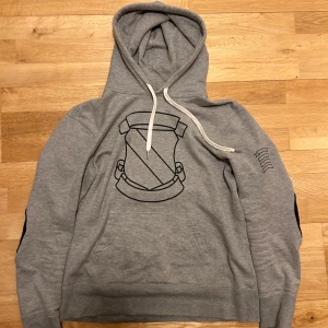 Number (n)ine shield hoodie - Fet number nine hoodie, direkt import från japan, size : 3 (EU small) inga defekter, 10/10 skick. Reprint verision från AW01 ”standards”. Säljs inte längre. Dm om mer frågor finns!