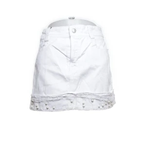 Vit jeanskjol - Super fin jeans kjol från zara med pärlor längst ner på kanten🌸  Köpt från Sellpy i somras men inte använts eftersom den var för stor i midjan💕